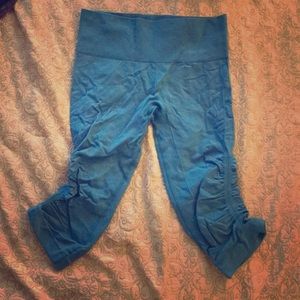 Lululemon sky blue capris